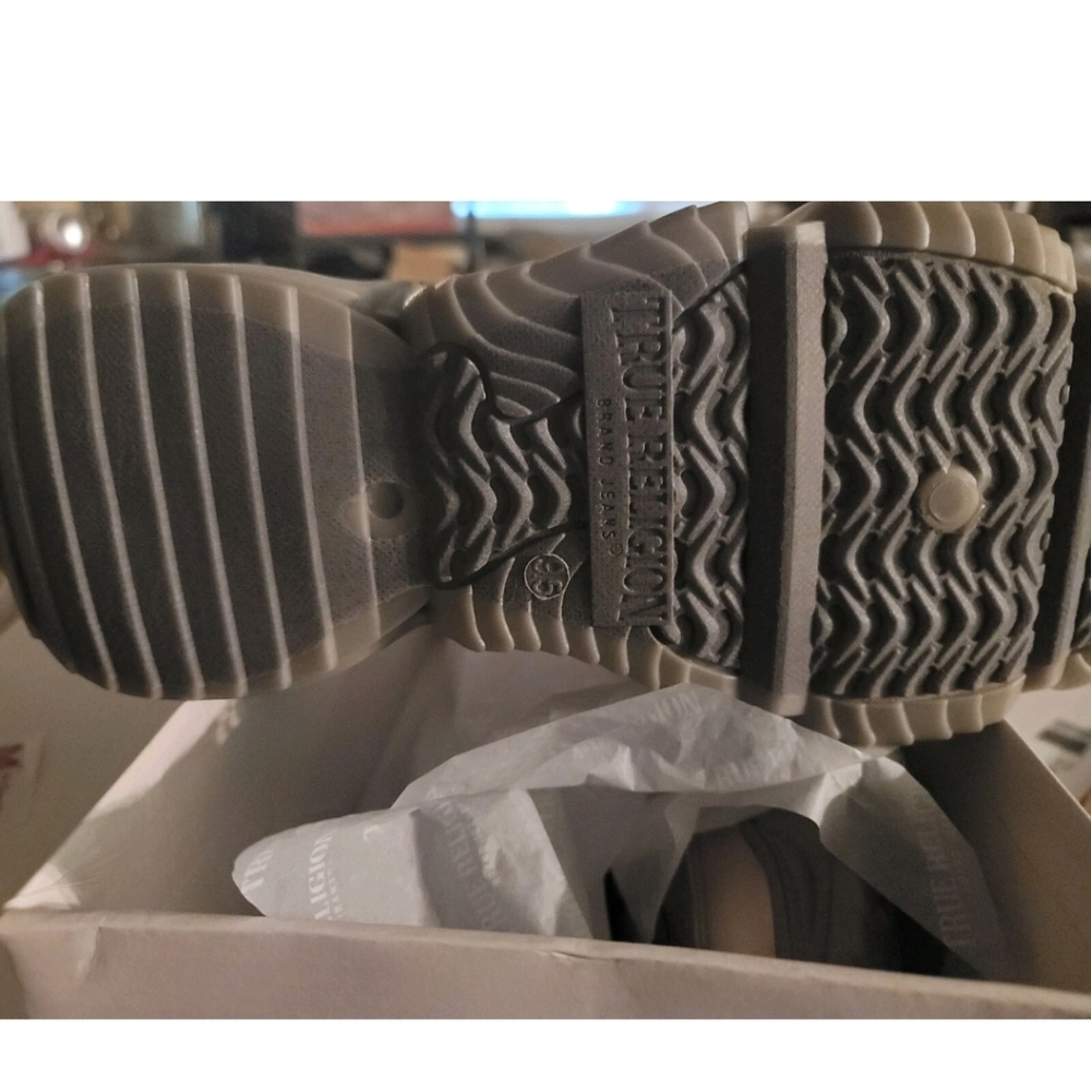 True Religion Kendrick Gold FX Shoes Brand New with Box Size - Picture 2 of 4